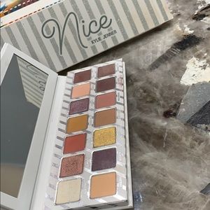 Kylie Cosmetics Makeup - Kylie Jenner Cosmetics Nice Eyeshadow pallet Kylie Cosmetics Makeup - Kylie Jenner Cosmetics Nice Eyeshadow pallet